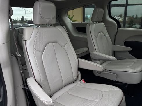 Used 2020 Chrysler Pacifica Limited FWD image 23