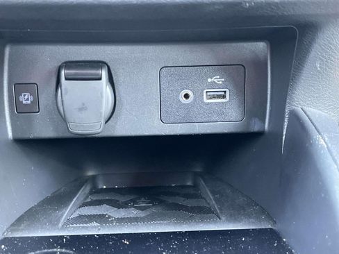 Used 2025 Nissan Versa SV FWD image 28