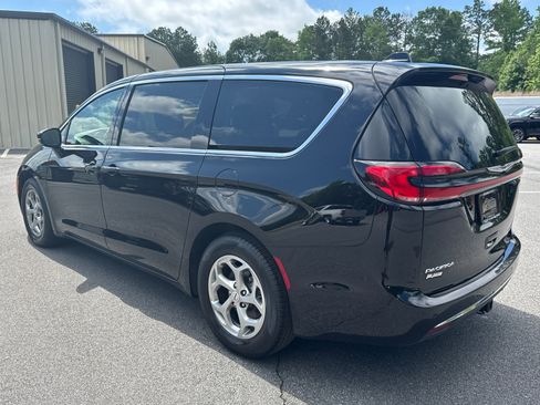 Used 2024 Chrysler Pacifica Limited w/ Trailer Tow Group FWD image 7
