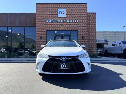 Used 2017 Toyota Camry SE w/ Moonroof Package FWD image 2