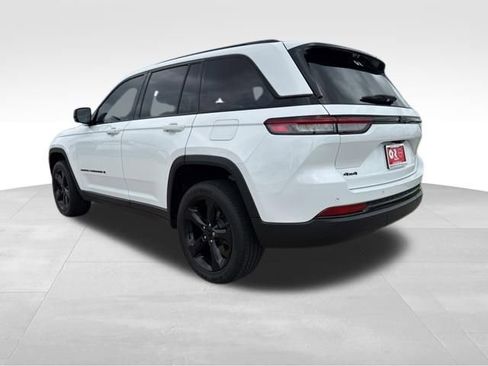 Used 2023 Jeep Grand Cherokee Altitude AWD/4WD image 5