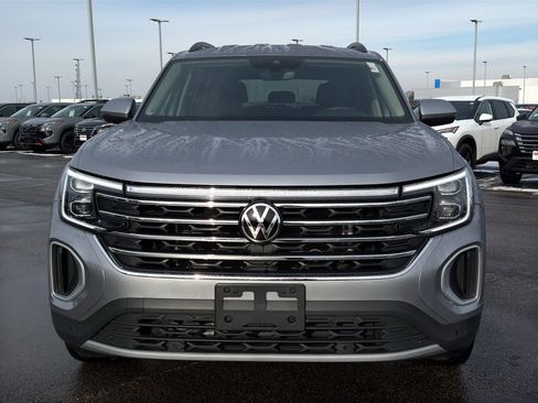 Used 2024 Volkswagen Atlas SE image 3