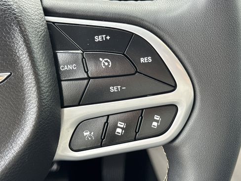 Used 2023 Chrysler Pacifica Touring-L image 23