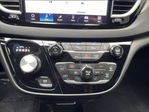 Used 2025 Chrysler Pacifica Select FWD image 45