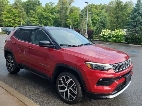 Used 2025 Jeep Compass Limited w/ Elite Group AWD/4WD image 13