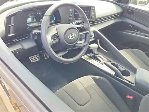 Used 2025 Hyundai Elantra Sport image 3