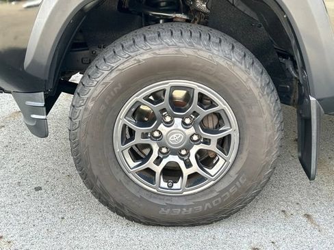 Used 2018 Toyota Tacoma SR5 AWD/4WD image 15