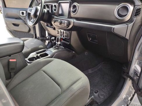Used 2018 Jeep Wrangler Unlimited Sahara AWD/4WD image 26