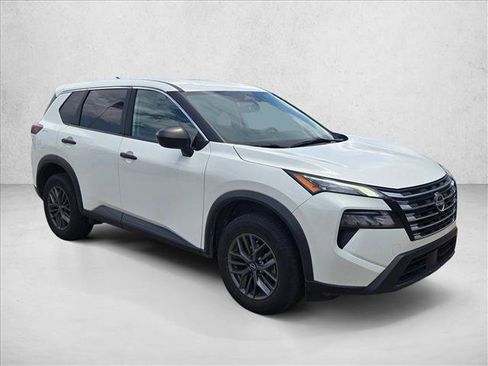 Used 2024 Nissan Rogue S FWD image 3