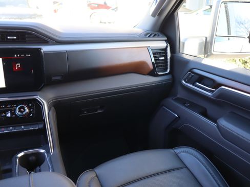 Used 2025 GMC Sierra 2500 Denali w/ Technology Package image 17