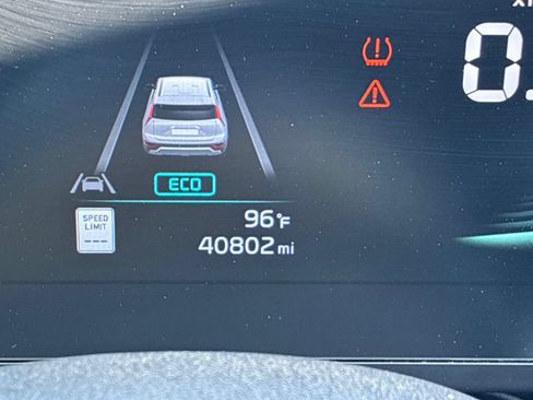 Used 2024 Kia Niro LX FWD image 23