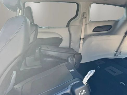 Used 2022 Chrysler Pacifica Touring-L FWD image 15