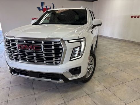 Used 2025 GMC Yukon XL Denali AWD/4WD image 3