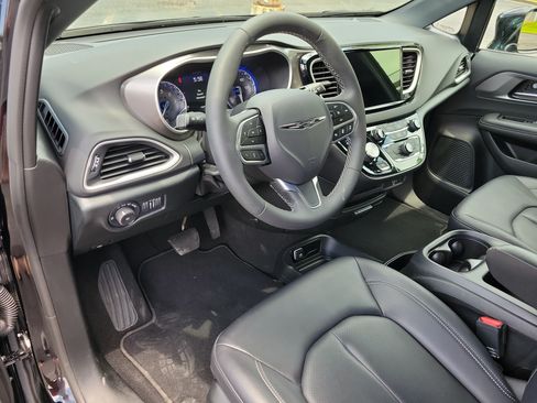 Used 2026 Chrysler Pacifica Select FWD image 3