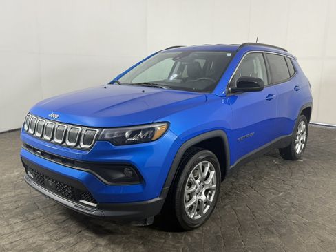 Used 2022 Jeep Compass Latitude AWD/4WD image 3