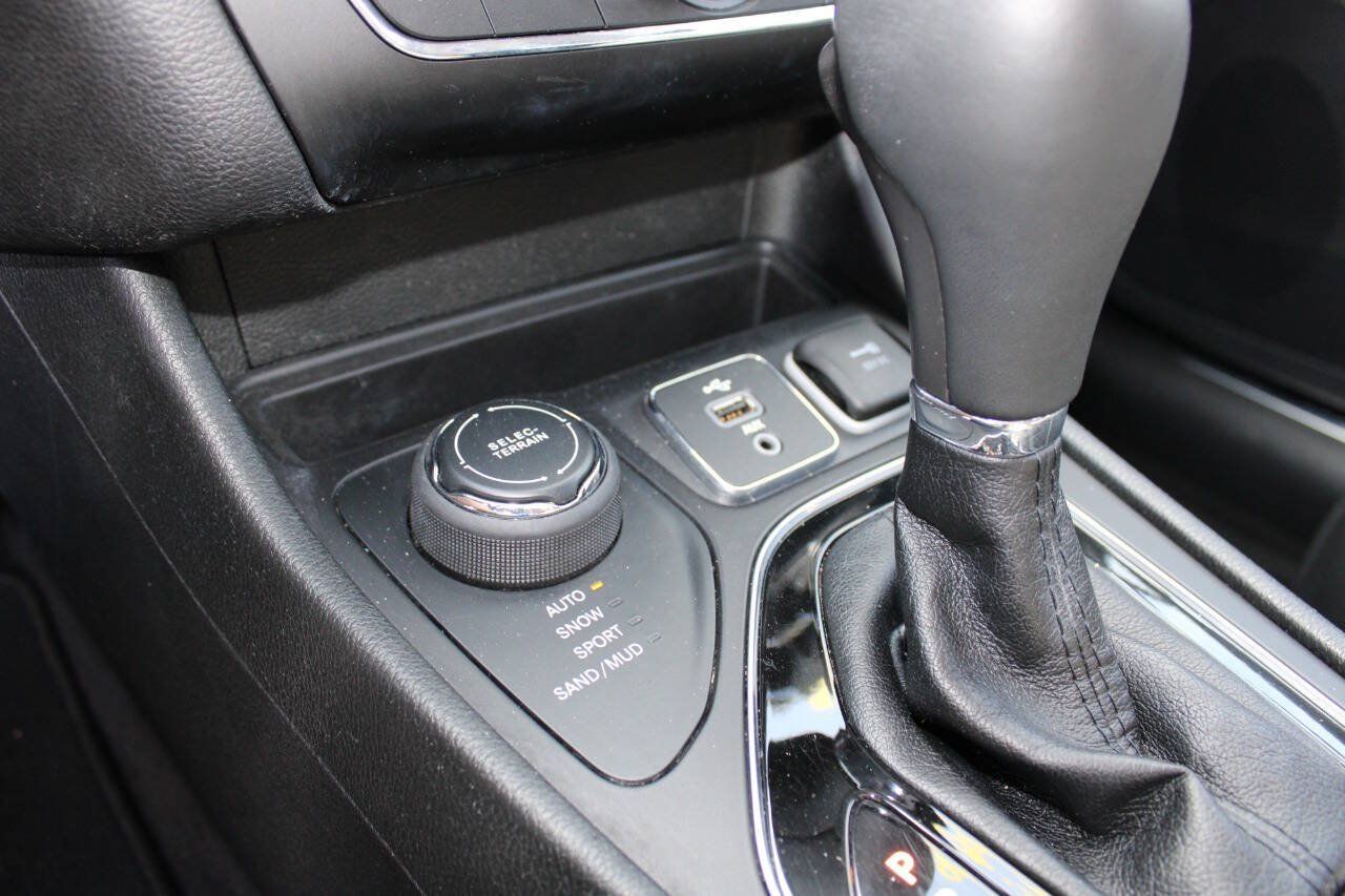 Used 2019 Jeep Cherokee Limited w/ Luxury Group AWD/4WD image 17