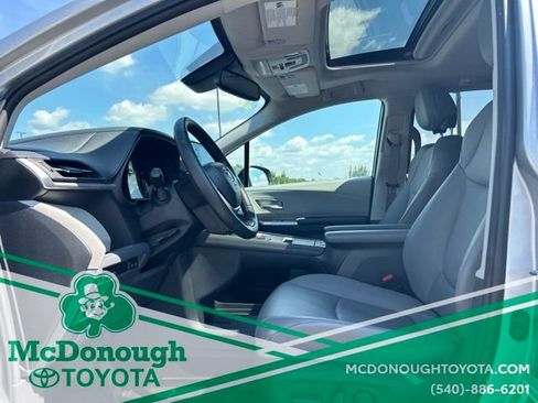 Used 2023 Toyota Sienna XLE FWD image 5