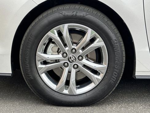 Used 2024 Toyota Sienna Platinum image 31