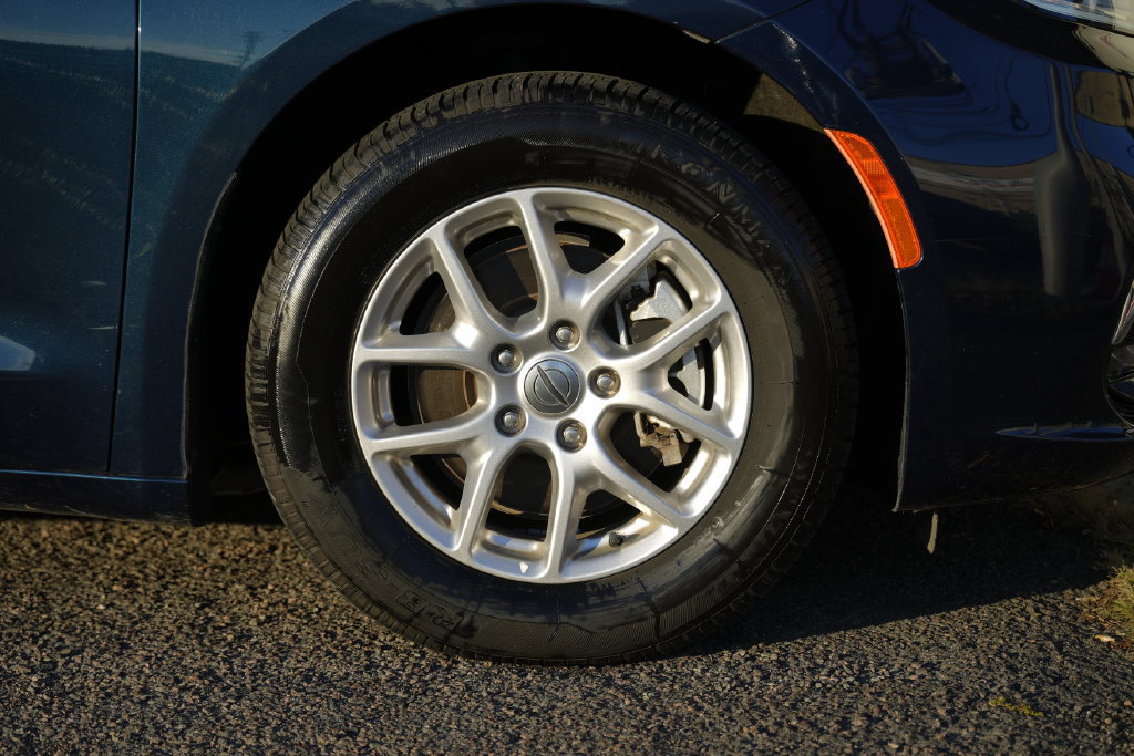 Used 2023 Chrysler Pacifica Touring-L FWD image 12