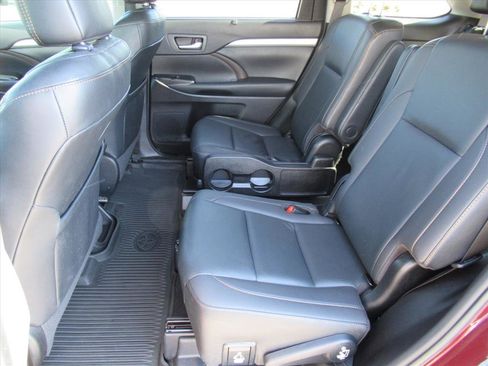 Used 2019 Toyota Highlander XLE image 28