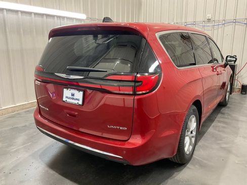 Used 2026 Chrysler Pacifica Limited FWD image 25