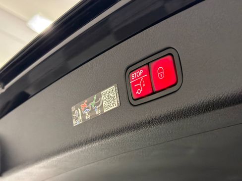 Used 2024 Mercedes-Benz GLC 300 4MATIC image 9