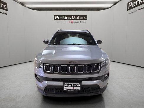 Used 2024 Jeep Compass Latitude image 1