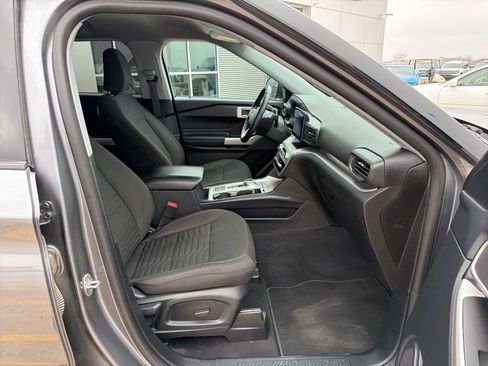 Used 2021 Ford Explorer XLT image 25