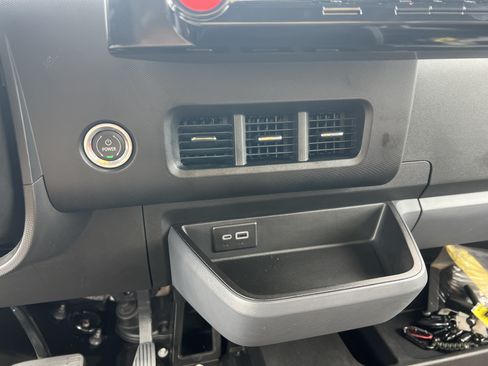 Used 2024 Chevrolet Brightdrop 400 w/ Commercial Equipment Package AWD/4WD image 18