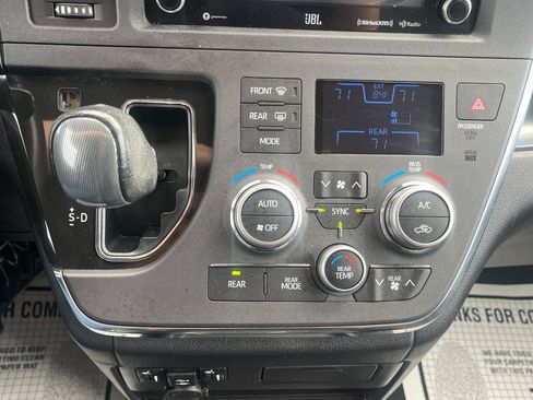 Used 2019 Toyota Sienna SE w/ SE Preferred Package FWD image 34