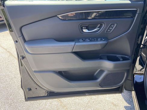 Used 2025 Honda Pilot Elite image 16
