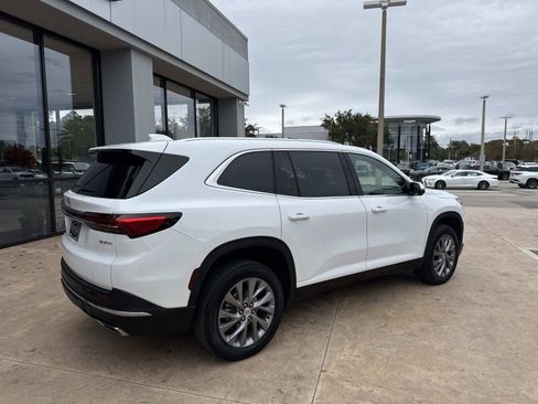 Used 2025 Buick Enclave Preferred image 3