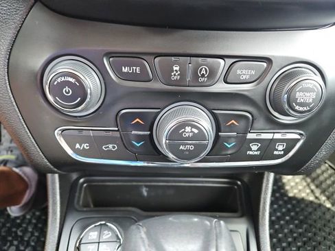 Used 2021 Jeep Cherokee Trailhawk w/ Comfort/Convenience Group image 18