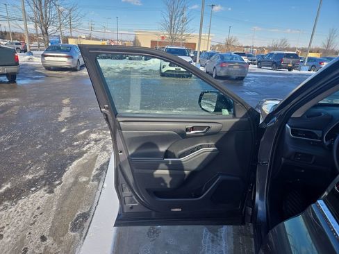 Used 2021 Toyota Highlander XLE image 10