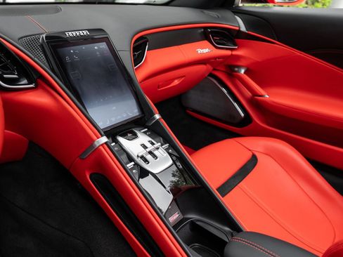 Used 2024 Ferrari Roma Spider image 37