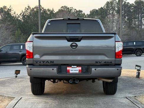 Used 2019 Nissan Titan SV w/ SV Convenience Package image 5