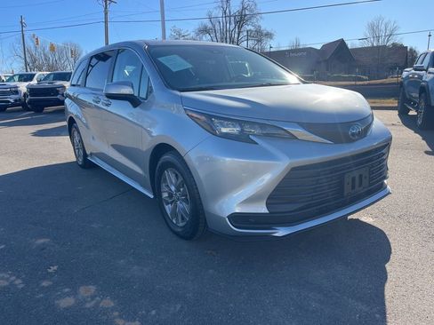 Used 2024 Toyota Sienna LE image 7