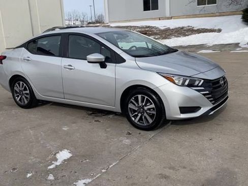 Used 2023 Nissan Versa SV image 2
