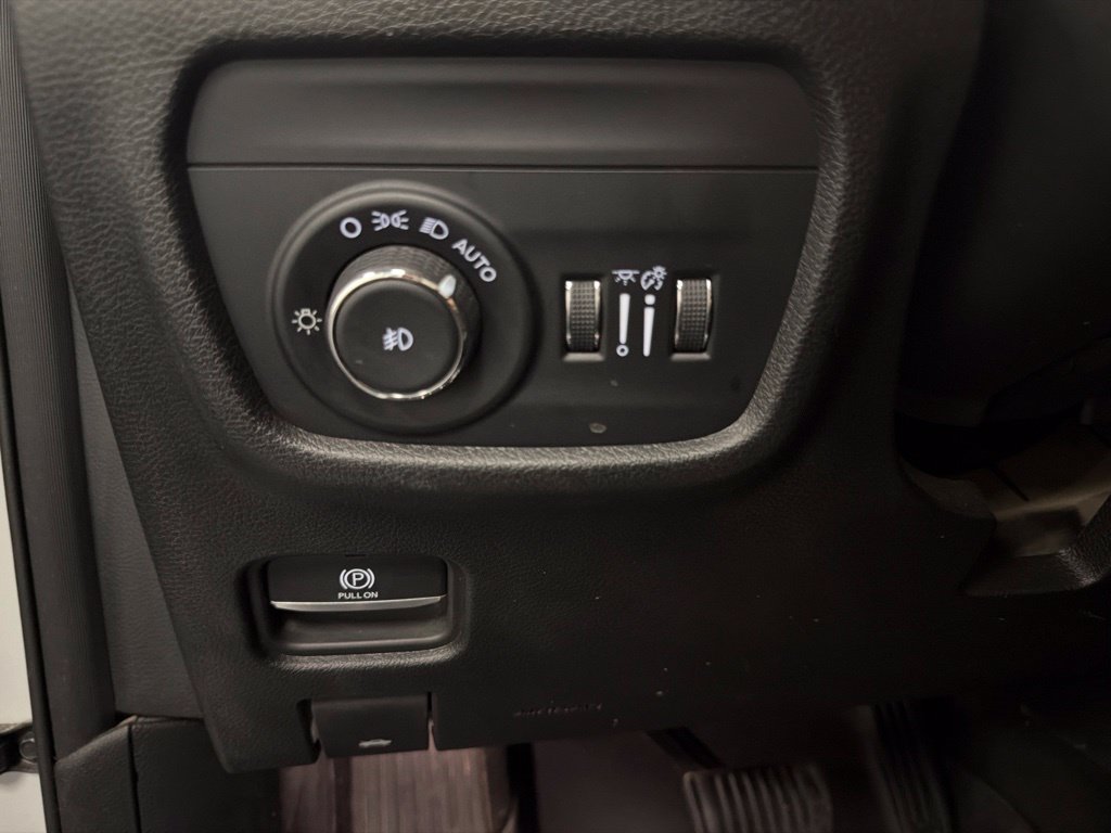 Used 2023 Jeep Grand Cherokee Limited w/ Black Appearance Package AWD/4WD image 22