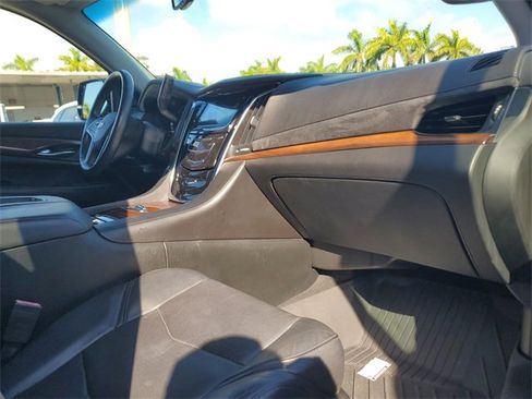 Used 2017 Cadillac Escalade ESV 4WD image 10