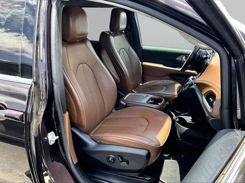 Used 2019 Chrysler Pacifica Limited w/ Advanced Safetytec Group FWD image 7