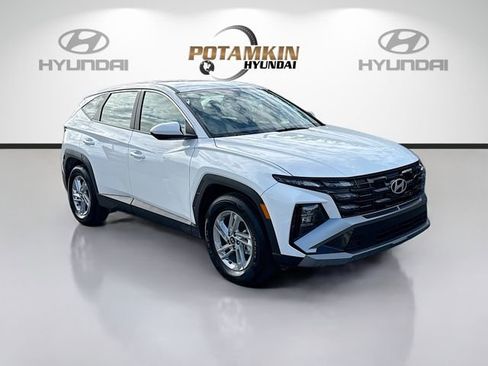 Certified 2025 Hyundai Tucson SE image 3