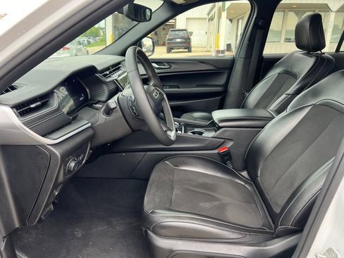Used 2024 Jeep Grand Cherokee Altitude RWD image 16