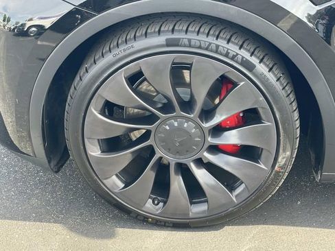 Used 2023 Tesla Model Y Performance image 37