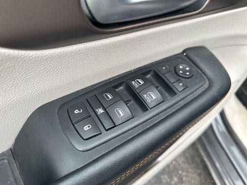 Used 2017 Chrysler Pacifica Touring-L image 16