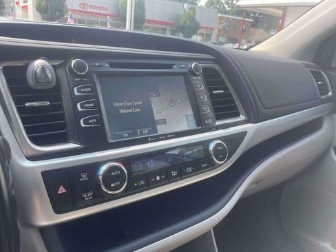 Used 2017 Toyota Highlander XLE AWD/4WD image 31