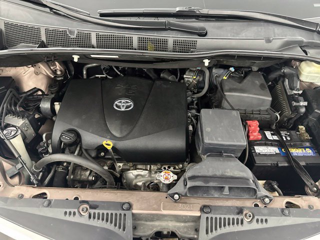 Used 2018 Toyota Sienna LE w/ Carpet Mat Package AWD/4WD image 12