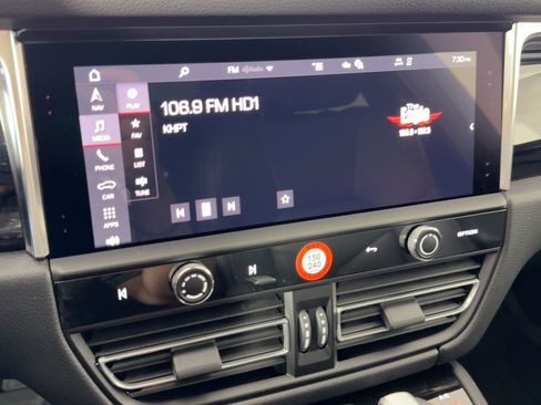 Certified 2026 Porsche Macan image 23