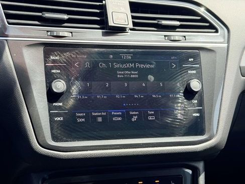 Used 2024 Volkswagen Tiguan SE image 19