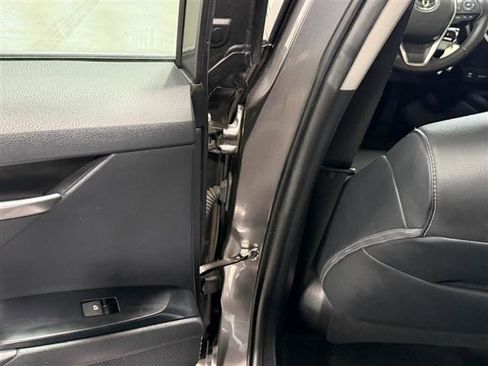 Used 2019 Toyota Camry SE w/ Carpet Mat Package FWD image 15